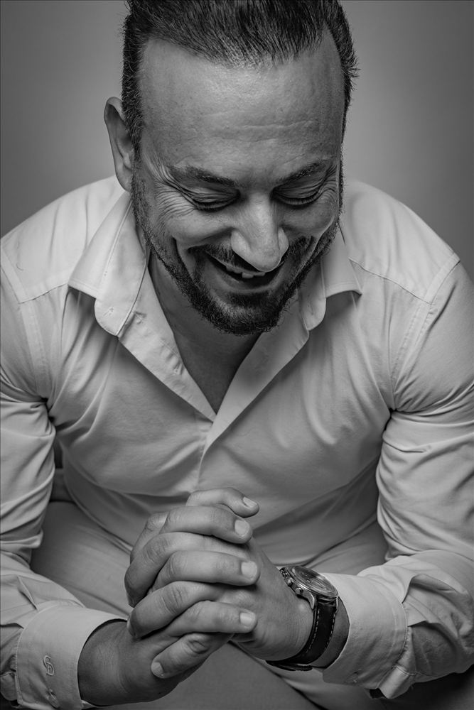 גבר צוחק בפורטרט שחור לבן