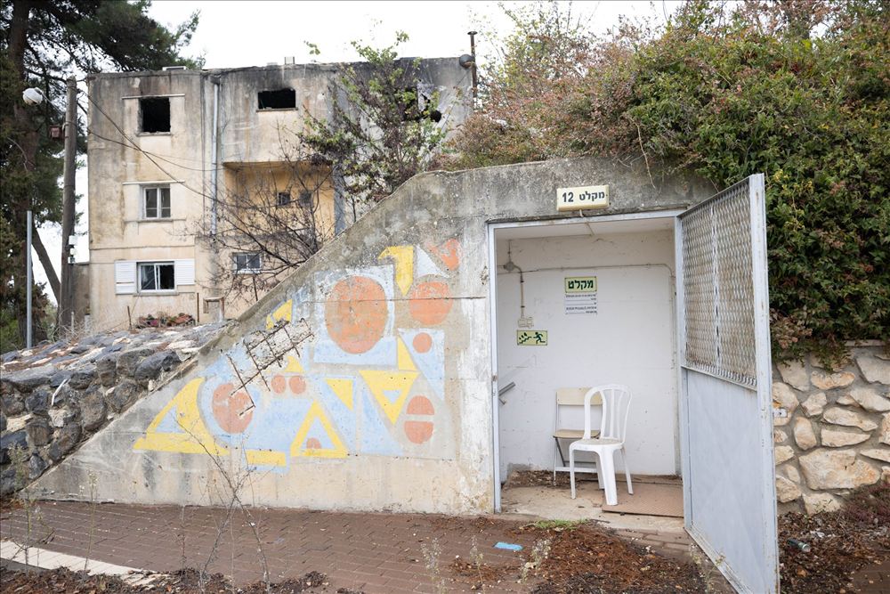 מקלט ציבורי עם ציור קיר צבעוני
